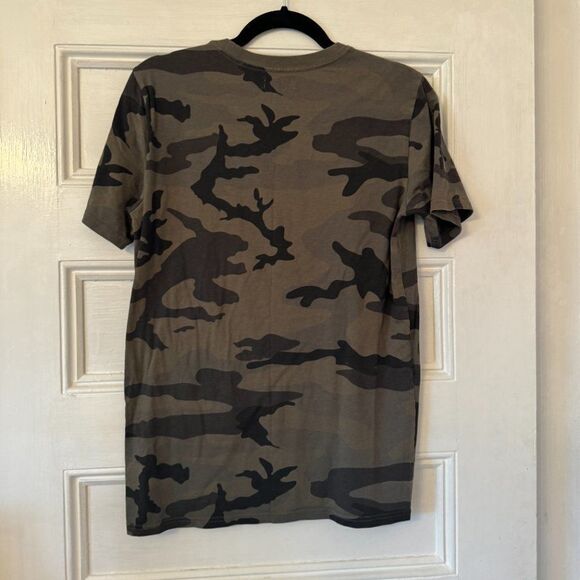 Aritzia TNA Green Camo Camouflage Short Sleeve T-Shirt - Picture 3 of 9